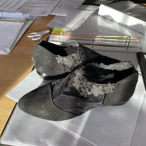 Womens Size 6 Black low heeled dress shoes